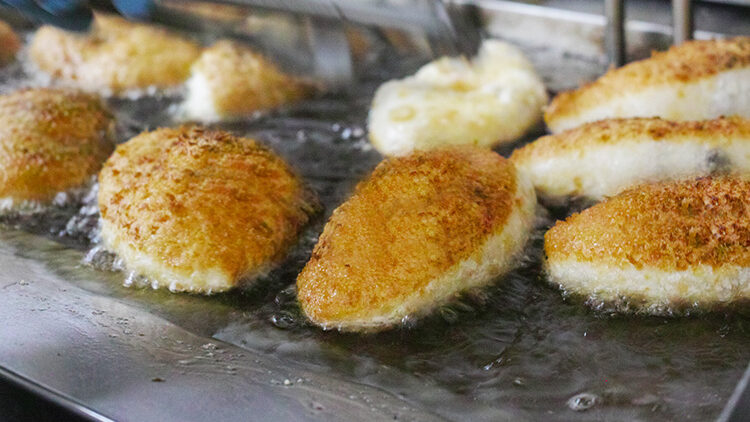 フライヤーで揚げているカレーパン